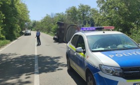 Camion răsturnat la Țifești. Șoferul a ajuns la spital