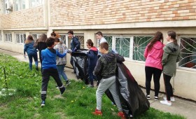 Elevii focșăneni au participat la curățenia de primăvară  în Focșani