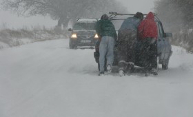 Imaginile zilei în Focșani: Străzi pline de zăpadă, copaci căzuți pe mașini și circulație îngreunată